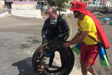 La limpieza de fondos marinos de La Garita 'rueda' con éxito (Foto TA)